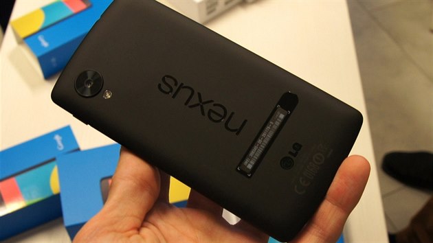 Zadn strana m soft tuch proveden, co sice zpjemuje dren telefonu, ale na pohled nen rozhodn tak chvatn jako u modelu Nexus 4.