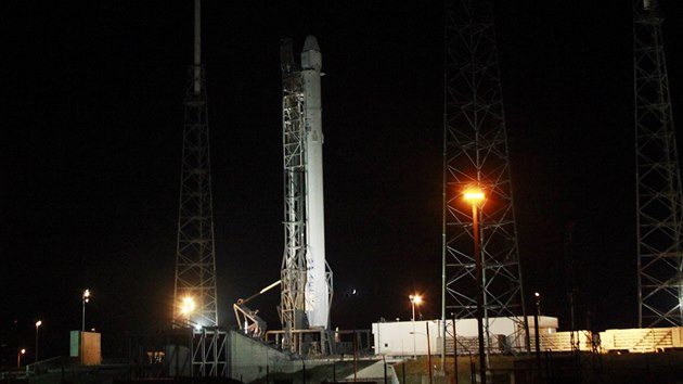 Raketa Falcon 9 od spolenosti SpaceX ek na sobotn start (9.1.2015)