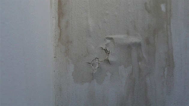 Voda stkajc po ostn stenho okna ni omtku (ilustran snmek).