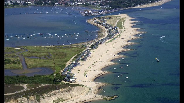 Vech pt plovch chatek stoj na Mudeford Spit v hrabstv Dorset. 