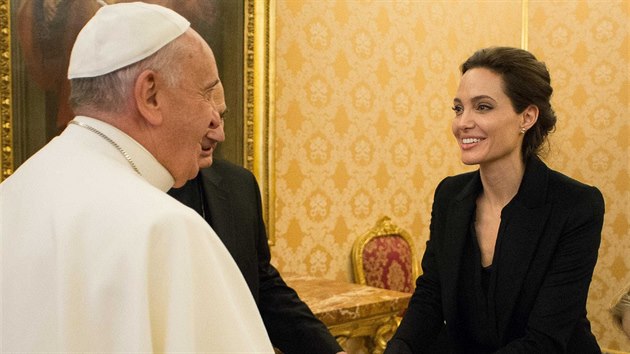 Pape Frantiek a Angelina Jolie na soukrom audienci (Vatikn, 8. ledna 2015)