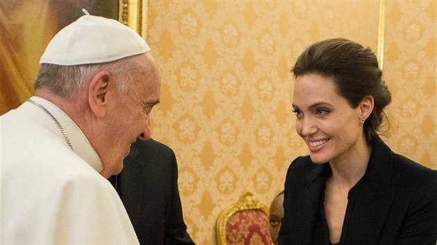 Pape Frantiek a Angelina Jolie na soukrom audienci (Vatikn, 8. ledna 2015)