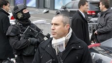 Zvlátní jednotka francouzské policie ped budovou koer obchodu, kde v pátek...