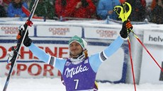 Felix Neureuther se spokojen� usmívá, práv� vyhrál slalom Sv�tového poháru ve...