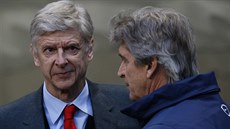 TRENÉ�I. Manuel Pellegrini (vpravo) a Arséne Wenger p�ed zápasem Mannchester...