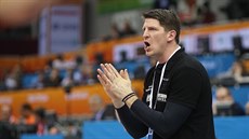 Trenér Daniel Kubeš povzbuzuje české házenkáře v utkání se Švédskem.