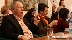 Zastupitel KS�M Milan Pipal hlasuje pro odvolání starosty Ale�e Jelínka,...