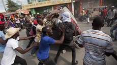 Demonstrace proti haitskému prezidentovi Michelovi Martellymu (11. ledna 2015).