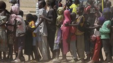 Děti, které utekly před útoky Boko Haram v Nigérii, jsou v uprchlických...