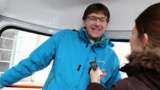 Tramvají se se spolupracovnicí MF DNES svezl kn�z Roman Kubín.