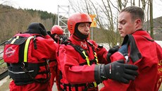 Hasii v Boi pátrájí po poheovaném vodákovi (10. ledna 2015).