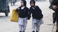 Péávarské dívky jdou po loském masakru znovu do koly (12. ledna 2015).