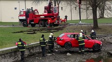 V praském Bevnov sjelo patn zaparkované auto do rybníka.