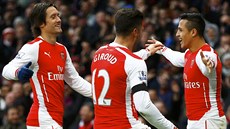 Tomá Rosický (vlevo) se raduje se svými spoluhrái z Arsenalu s Olivierem...