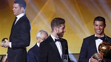 N�mecký branká� Manuel Neuer (vlevo), t�etí v anket� Zlatý mí�, na slavnostním...