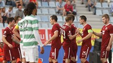 Spar�an�tí fotbalisté se radují z gólu v p�ípravném utkání proti Celtiku...