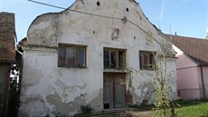 Zchátralá vesnická synagoga v Polici na T�ebí�sku.