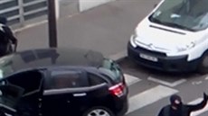 Amatérské zábry zachytily teroristy pi pestelce s policejním vozem