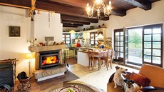Obývací pokoj je propojený s kuchyní a vstupuje se z nj francouzským oknem...