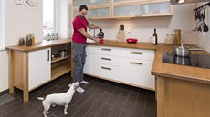 Kuchy� vznikla jako kombinace sk�ín�k z IKEA a od truhlá�e.