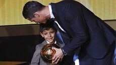 Cristiano Ronaldo ukazuje zlatý mí svému synovi.