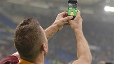 Francesco Totti z AS �ím �vyrábí� selfie poté, co skóroval v �ímském derby s...