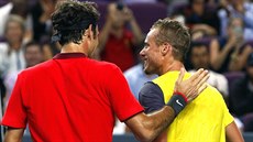 Roger Federer (vlevo) a  Lleyton Hewitt si vyzkoueli rychlejí variatu...
