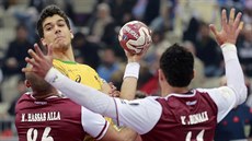 Brazilský házenká Guilherme de Toledo se prodírá katarskou obranou.