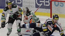 Vítkovický Rostislav Olesz (vpravo) padá po souboji s Mat�jem St�íteským p�ed...