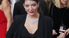 Zpěvačka Lorde si na červený koberec vybrala černý kalhotový kostým, který pro...
