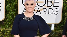 Kelly Osbourne na pedávání Zlatých glób vybrala tmav modré aty s výivkou z...