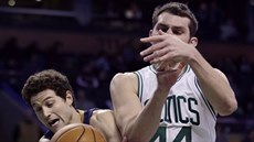 Jimmer Fredette (vlevo) z New Orleans bojuje s Tylerem Zellerem z Bostonu.