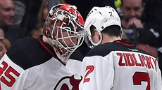 Marek idlický a branká Cory Schneider slaví výhru New Jersey nad Los Angeles.