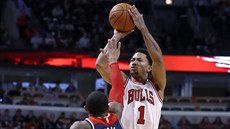 Derrick Rose (vpravo) z Chicaga stílí pes Bradleyho Beala z Washingtonu.