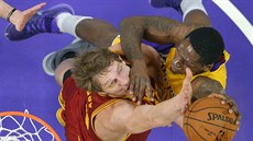 Timofej Mozgov (vlevo) z Clevelandu blokuje Eda Davise z LA Lakers.