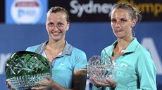 Petra Kvitová (vlevo) s trofejí pro vítzku turnaje v Sydney, Karolína Plíková...