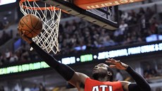 Paul Millsap z Atlanty zakon�uje na ko� Chicaga.