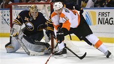 Michal Neuvirth hlídá branku Buffala ped Vincentem Lecavalierem z Philadelphie.