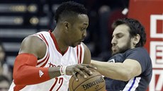 Dwight Howard (vlevo) z Houstonu naráí do Andrewa Boguta z Golden State.