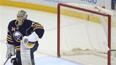 Michal Neuvirth z Buffala Sabres po inkasovaném gólu.