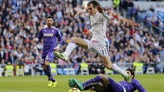 Gareth Bale (nahoe) peskakuje Arbillu z Espaolu Barcelona a pádí za míem.