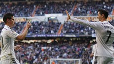POJ MI. Cristiano Ronaldo z Realu Madrid (vpravo) gratuluje Jamesi...