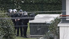 Francouztí policisté zasahují u poty, kde neznámý útoník drí rukojmí...