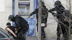 Mu�, který p�epadl po�tovní pobo�ku, se policii sám vzdal (Colombes, 16. ledna...