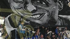 Na po�est památky Bubníka rozprost�eli v hale Rondo plachtu s jeho podobiznou.