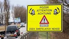 Svítiv� �luté zna�ky na E55 upozor�ují �idi�e na nep�ehledné úseky