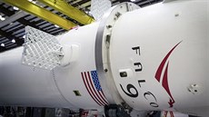 Výklopné roty rakety Falcon 9, které budou ídit první stupe rakety pi...