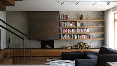 Na protilehlých příčných stěnách obývacího pokoje je  betonová stěrka.