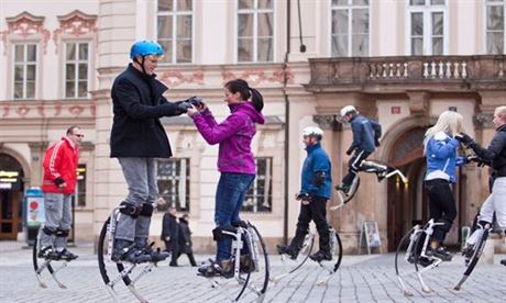 Stovatou metropoli mete poznávat s bezdomovci, umlci, ale i na skákacích...