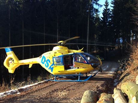 Vrtulník u zranného devorubce poblí Nebeské Rybní na Rychnovsku.